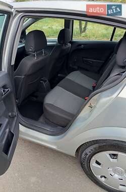Хэтчбек Opel Astra 2004 в 