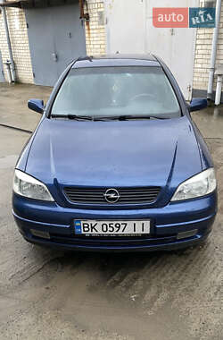 Седан Opel Astra 2004 в Вараше