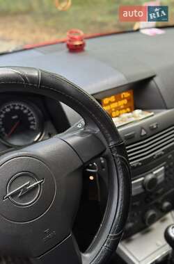 Хэтчбек Opel Astra 2004 в 