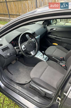 Хэтчбек Opel Astra 2012 в 