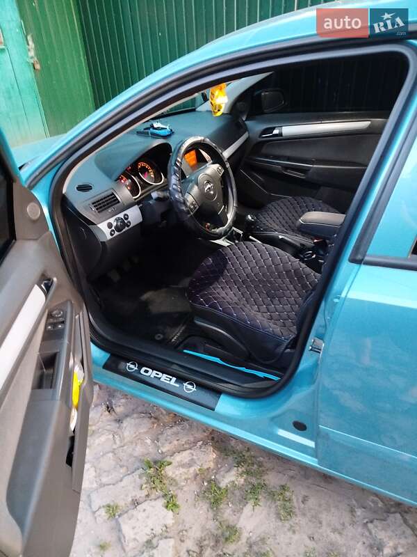 Хэтчбек Opel Astra 2004 в Лебедине