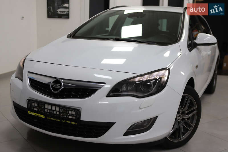 Универсал Opel Astra 2013 в Дрогобыче
