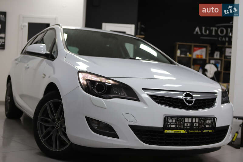 Универсал Opel Astra 2013 в Дрогобыче