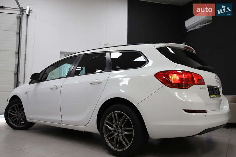 Универсал Opel Astra 2013 в Дрогобыче