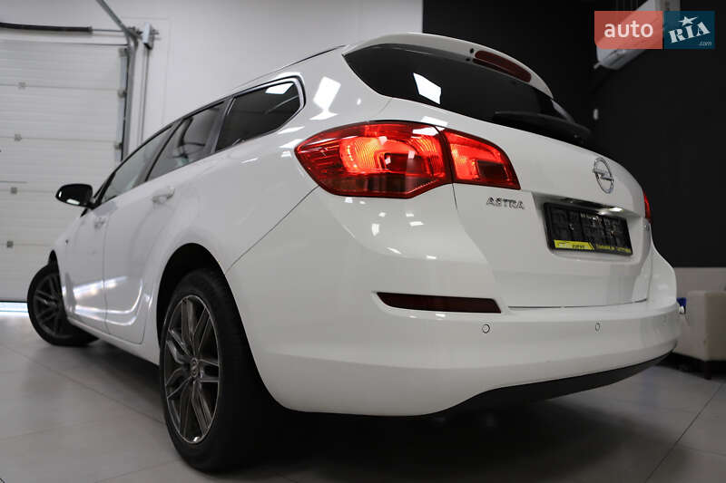 Универсал Opel Astra 2013 в Дрогобыче