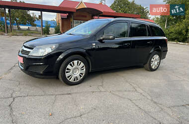 Универсал Opel Astra 2010 в Хороле