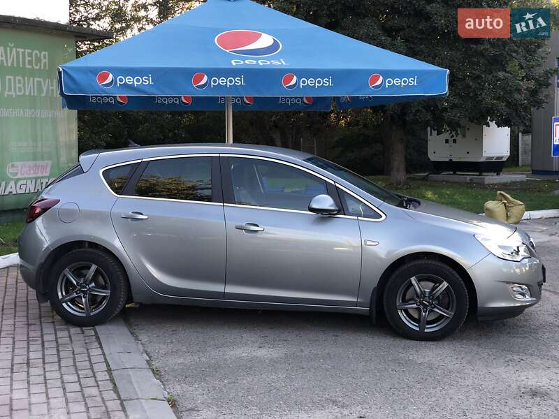 Хэтчбек Opel Astra 2011 в Львове