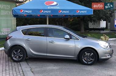 Хэтчбек Opel Astra 2011 в 
