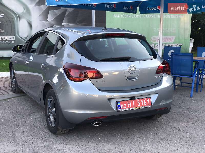 Хэтчбек Opel Astra 2011 в Львове