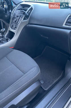 Универсал Opel Astra 2012 в 
