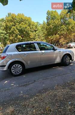 Хэтчбек Opel Astra 2005 в 