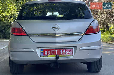 Хэтчбек Opel Astra 2005 в 