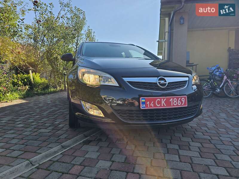 Универсал Opel Astra 2011 в Калуше