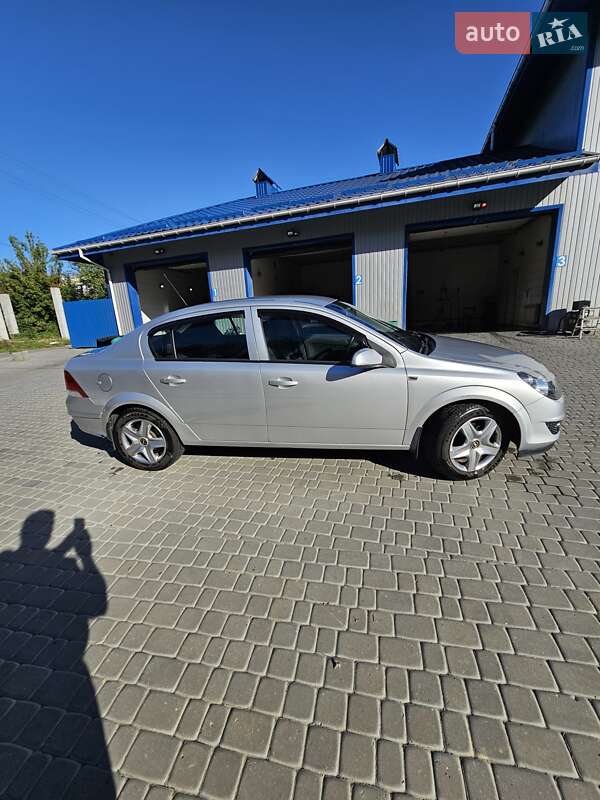 Седан Opel Astra 2011 в Хмельницком
