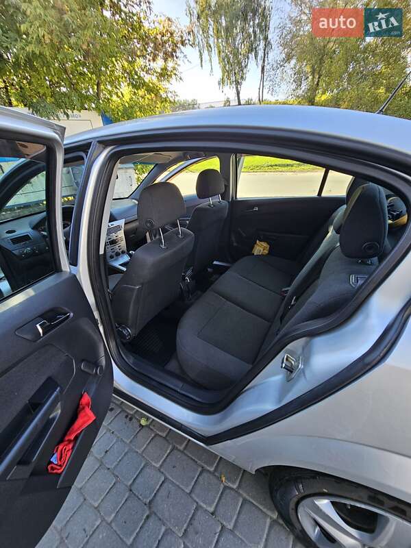 Седан Opel Astra 2011 в Хмельницком