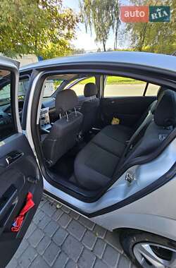 Седан Opel Astra 2011 в 