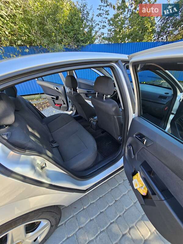 Седан Opel Astra 2011 в Хмельницком