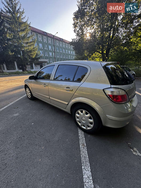 Хэтчбек Opel Astra 2006 в Дрогобыче
