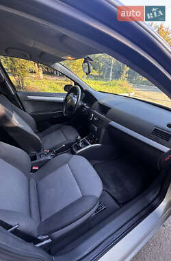 Хэтчбек Opel Astra 2006 в 