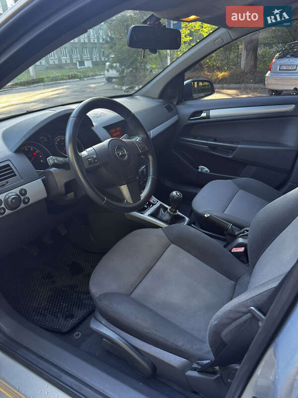 Хэтчбек Opel Astra 2006 в Дрогобыче