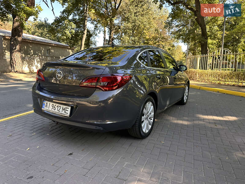 Седан Opel Astra 2013 в Киеве