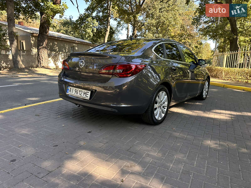 Седан Opel Astra 2013 в Киеве