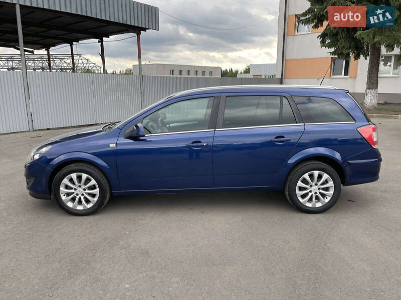 Универсал Opel Astra 2010 в Ровно