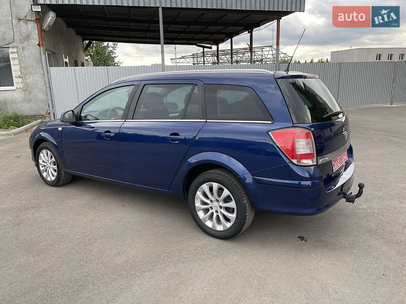 Универсал Opel Astra 2010 в Ровно