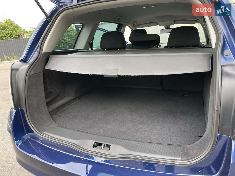 Универсал Opel Astra 2010 в Ровно