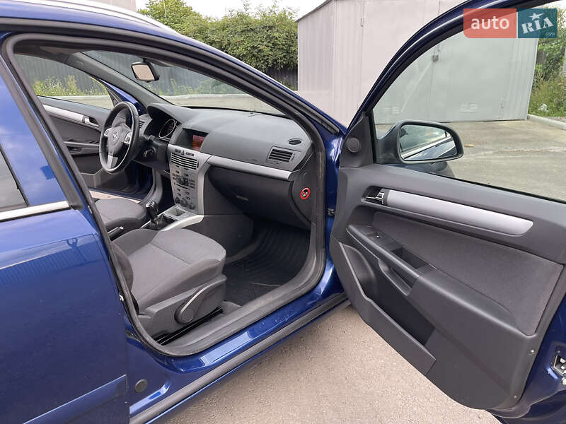 Универсал Opel Astra 2010 в Ровно