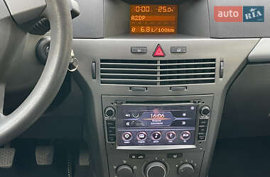 Хэтчбек Opel Astra 2004 в 