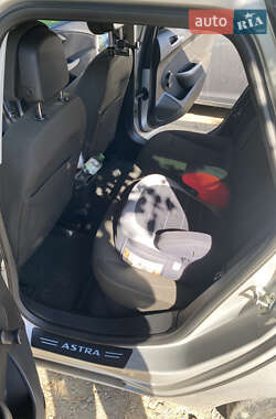 Универсал Opel Astra 2012 в 