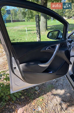 Универсал Opel Astra 2012 в 