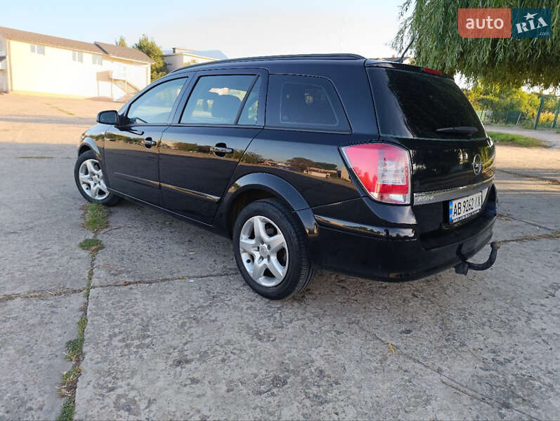 Универсал Opel Astra 2008 в Тростянце