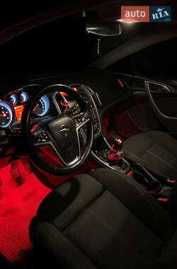 Универсал Opel Astra 2012 в 