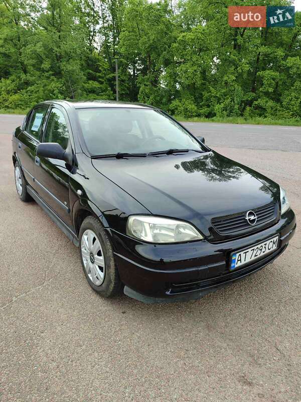 Хэтчбек Opel Astra 2005 в 