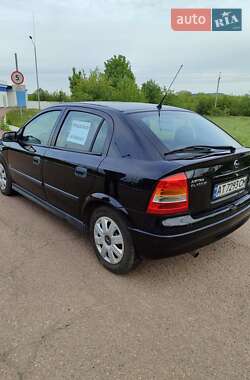 Хэтчбек Opel Astra 2005 в 