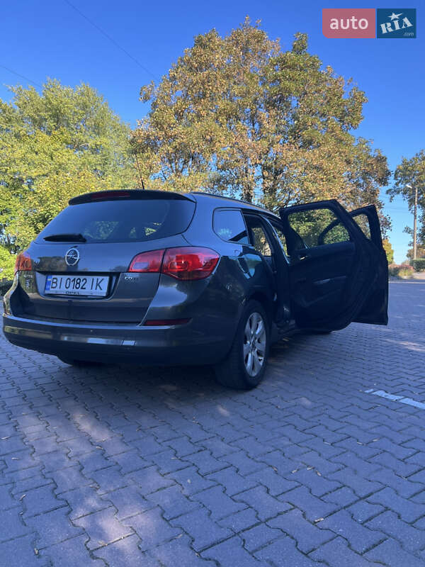 Універсал Opel Astra 2012 в Миргороді