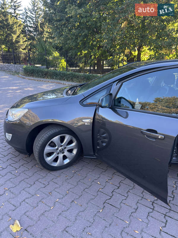 Універсал Opel Astra 2012 в Миргороді