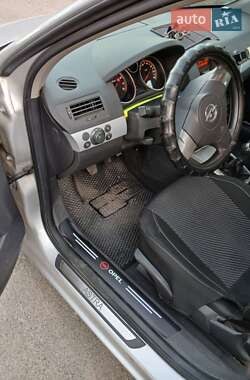 Хэтчбек Opel Astra 2005 в 