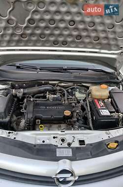 Хэтчбек Opel Astra 2005 в 