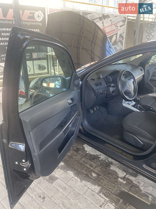 Хэтчбек Opel Astra 2009 в Обухове