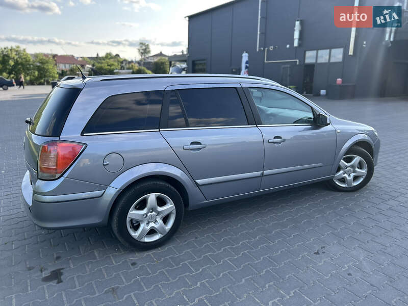 Универсал Opel Astra 2005 в Золочеве