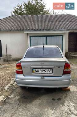 Седан Opel Astra 2004 в 