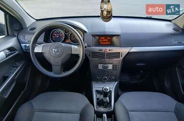 Хэтчбек Opel Astra 2005 в 