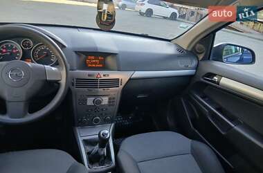 Хэтчбек Opel Astra 2005 в 