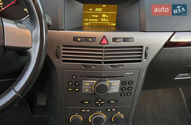 Хэтчбек Opel Astra 2005 в 