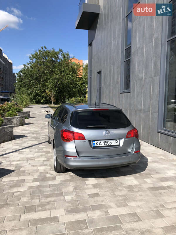 Универсал Opel Astra 2014 в Киеве