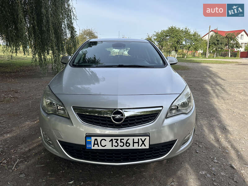 Хэтчбек Opel Astra 2011 в Владимире