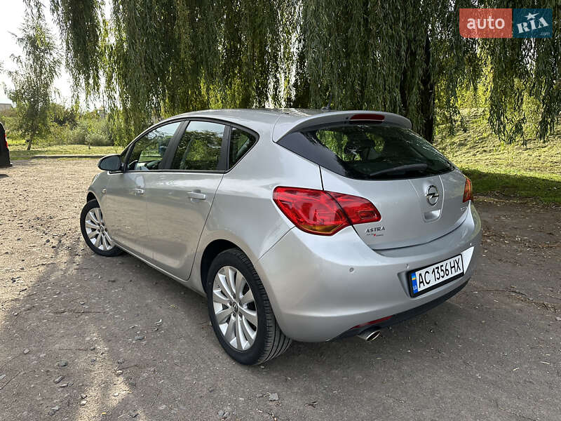 Хэтчбек Opel Astra 2011 в Владимире